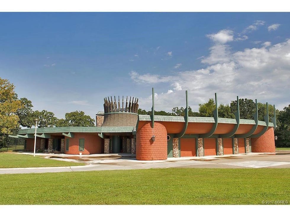 Property, Land lot, Real estate, Lawn, Pole, Column, Historic site, Brick, Shade, Urban design, 
