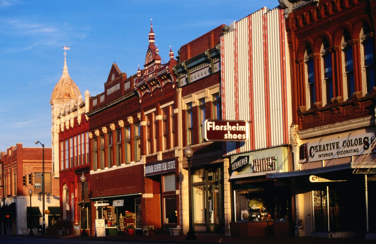 30 Nostalgic Photos Of Main Street In Towns Across America