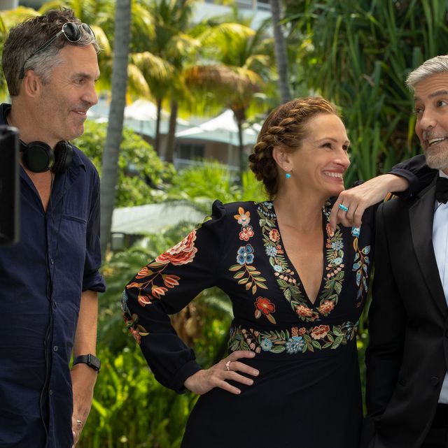 https://hips.hearstapps.com/hmg-prod/images/ol-parker-julia-roberts-george-clooney-on-the-set-of-ticket-to-paradise-1656579714.jpeg?crop=0.486xw:0.730xh;0.413xw,0.0536xh&resize=640:*