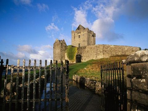 Een verweerde poort nodigt nieuwsgierige voorbijgangers uit om een evenzeer verweerd kasteel te ontdekken aan de Ierse westkust Het land heeft vele kastelen De meeste daarvan werden gebruikt als forten voor oorlogszuchtige clanhoofden