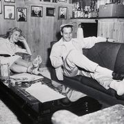 paul newman and joanne woodward relax at home