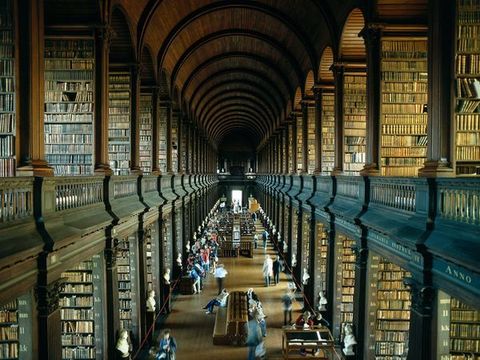 Bezoekers aan het historische Trinity College in Dublin verbazen zich over de gebogen plafonds van de lange kamer in de oude bibliotheek waar het Book of Kells en een zeldzame eerste editie van de Dantes Divina Comedia bewaard worden De bibliotheek is de voornaamste studie en onderzoeklocatie voor de meer dan 15000 studenten die aan de oudste universiteit van Ierland studeren