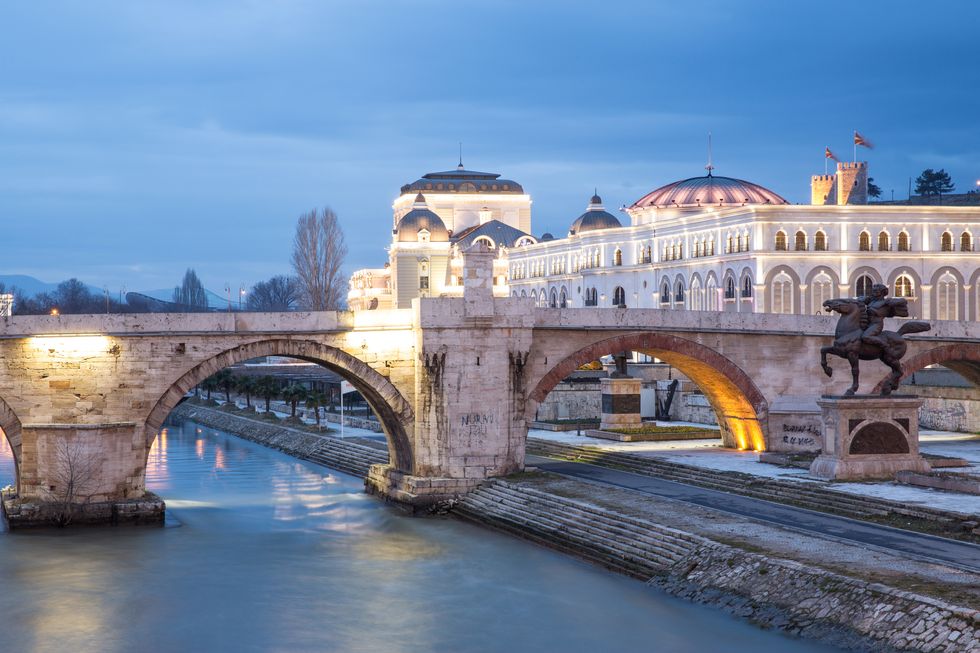 puente de la ciudad vieja de skopje al atardecer, macedonia