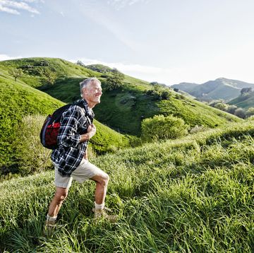 uomo che cammina in montagna