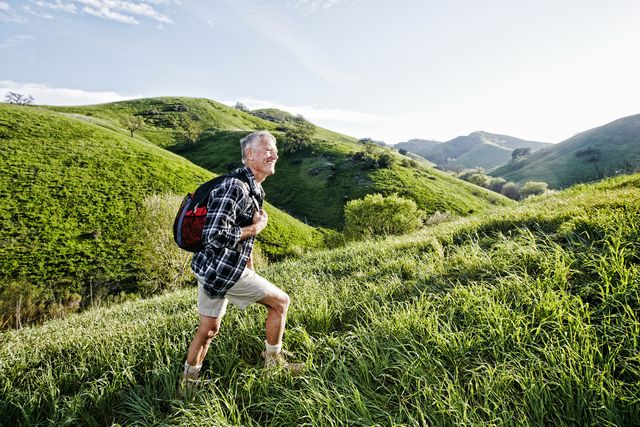 uomo che cammina in montagna