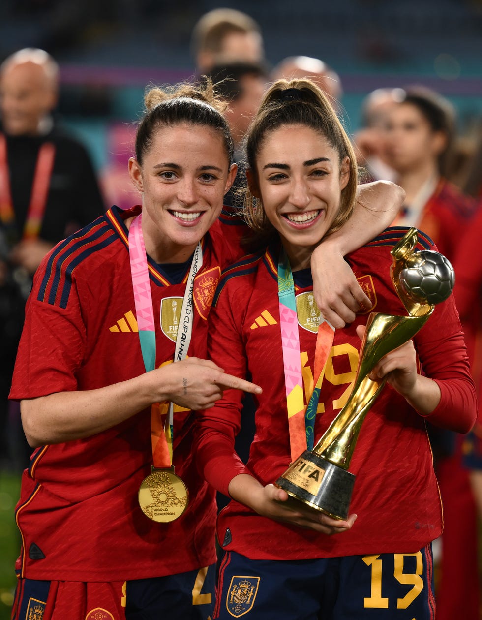 olga carmona y ona batlle, jugadoras de la selección española de fútbol femenino, celebran la victoria en el mundial de sídney