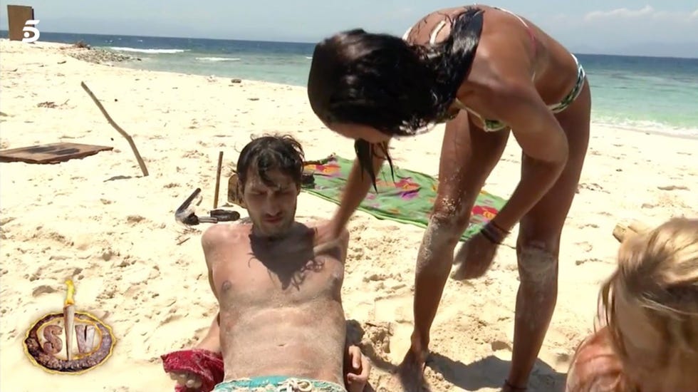olga moreno y gianmarco tontean en 'supervivientes'