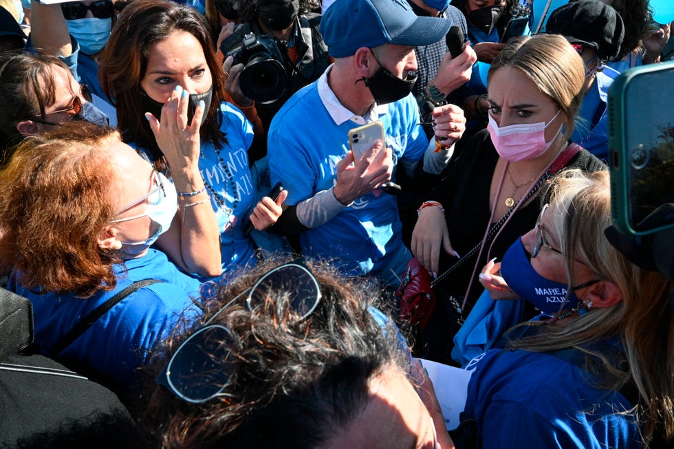 olga moreno y rocío flores en la concentración organizada por la 'marea azul'