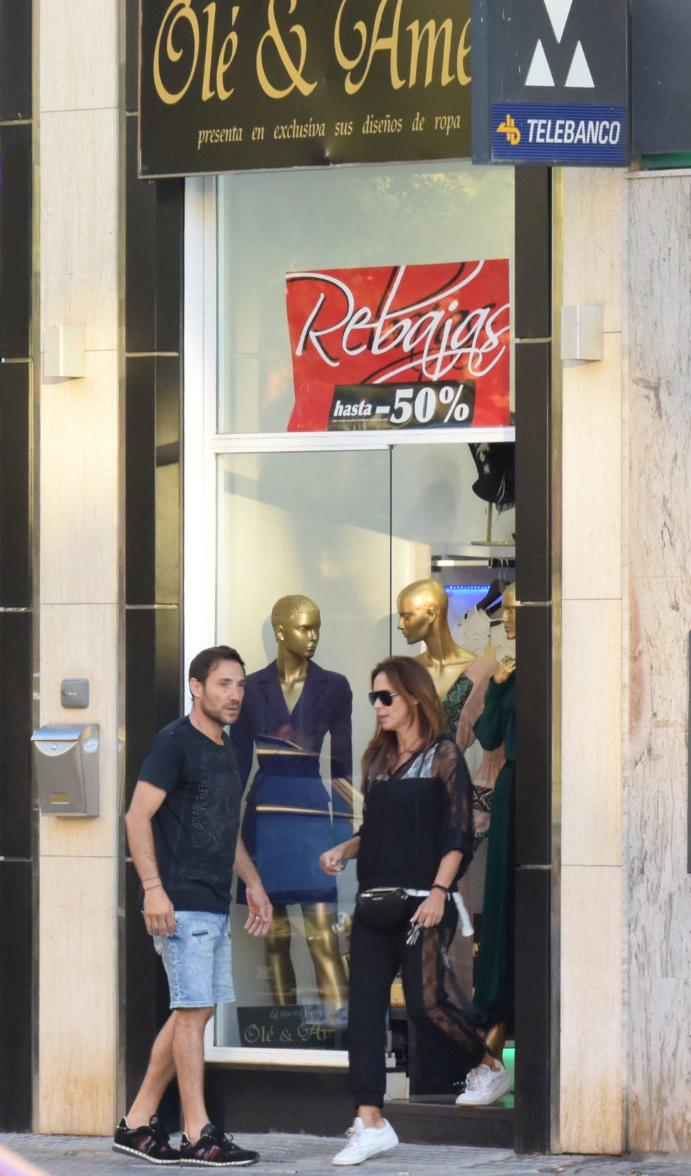 el ex guardia civil y su mujer regentan una tienda de ropa en málaga