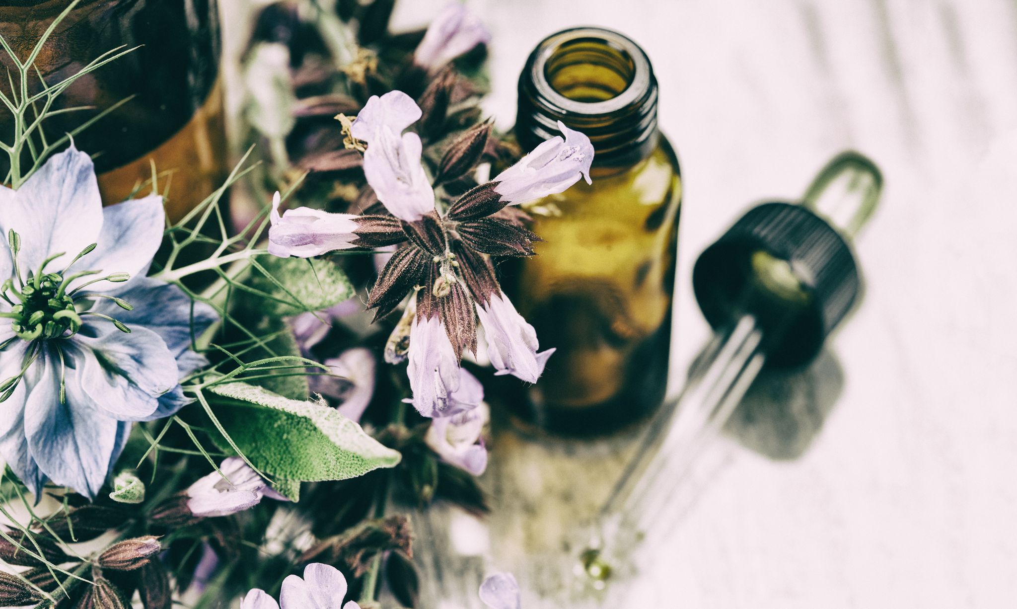 Manuale pratico all'uso degli oli essenziali e all'aromaterapia