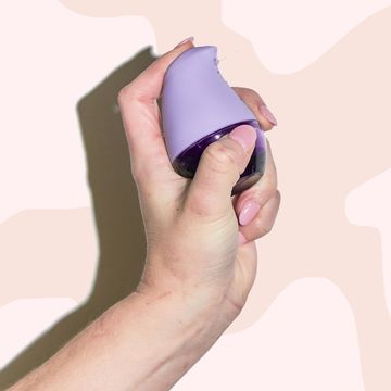 person spraying lavender olika hand sanitizer