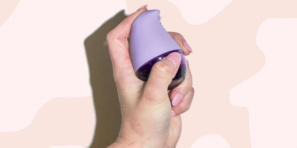 person spraying lavender olika hand sanitizer