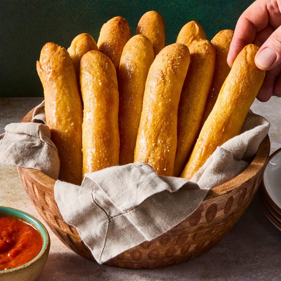 copycat olive garden breadsticks with marinara dipping sauce