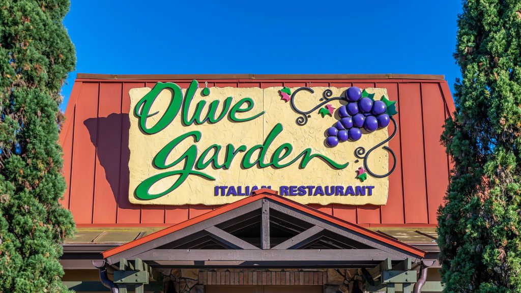 https://hips.hearstapps.com/hmg-prod/images/olive-garden-restaurant-exterior-news-photo-1091589150-1552576354.jpg?crop=1xw:0.83478xh;center,top