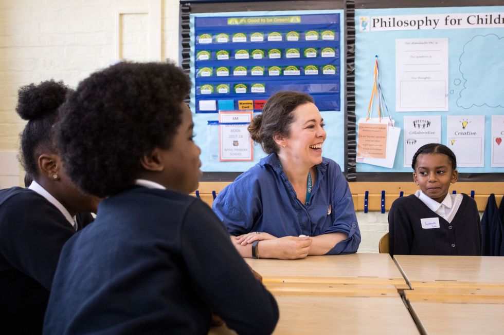 london, uk   12 oct 2017 british actress and unicef ambassador olivia colman chats with students at wyvil primary school in vauxhall, south london during a visit to learn about unicef uk’s rights respecting school award rrsa programme