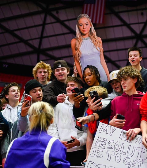 olivia dunne talking to fans asking for selfies