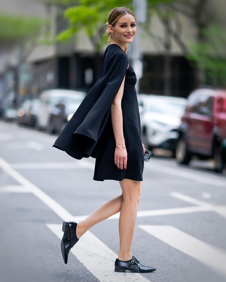 Olivia Palermo con vestido capa negro verano