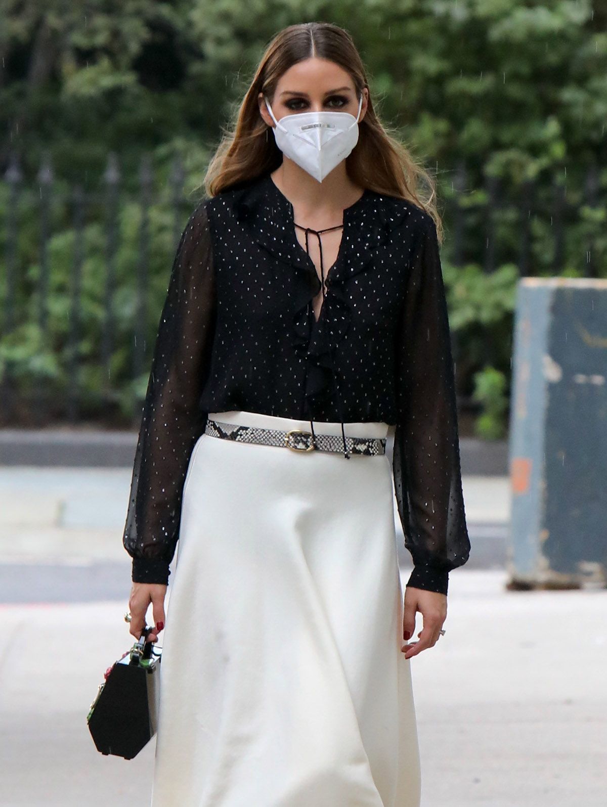 Olivia Palermo, ideal con falda midi blanca y negra
