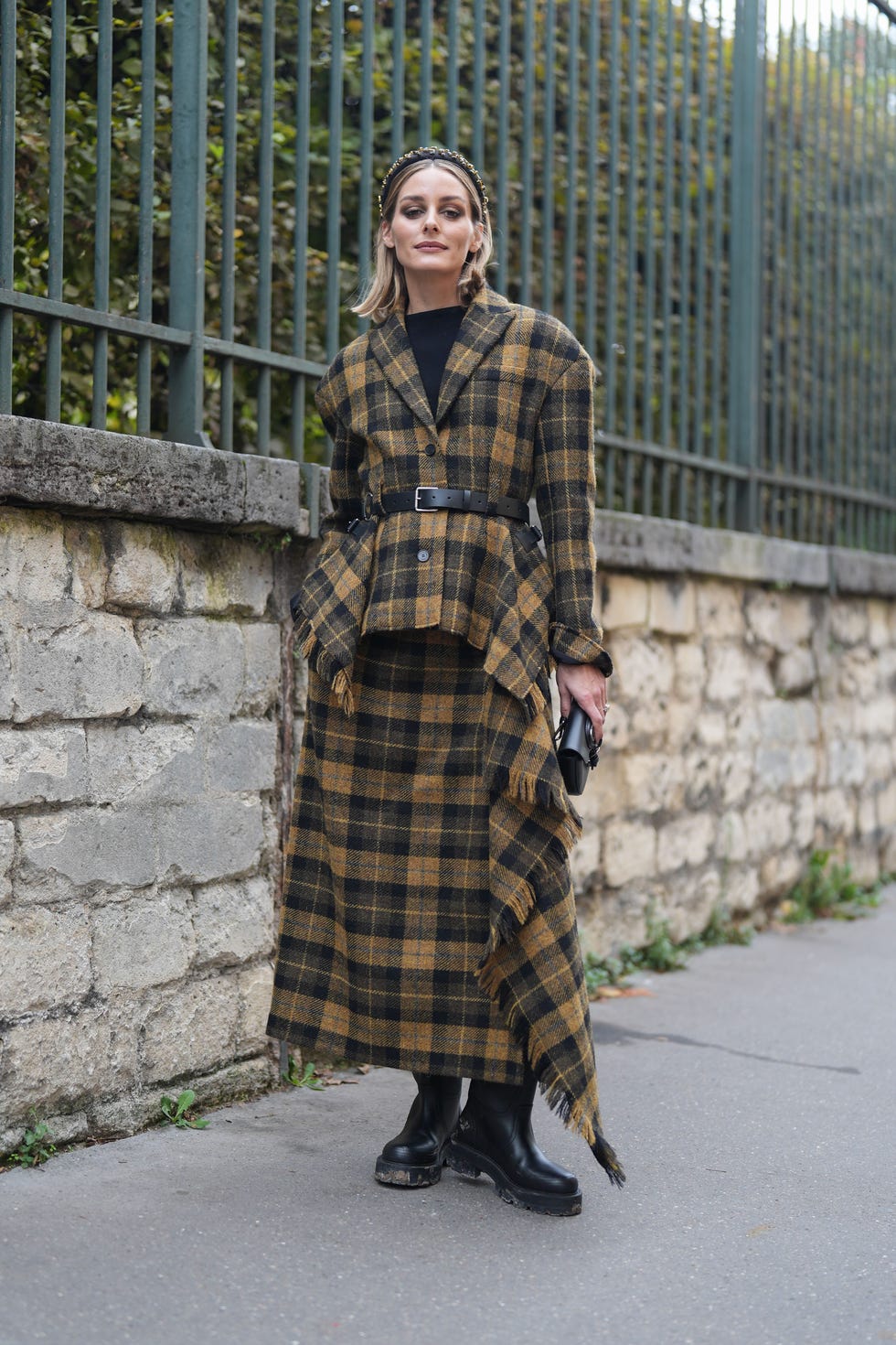 Street Style - Paris Fashion Week - Mode Femme Printemps/Été 2025 - Jour 2 Street Style Paris Fashion Week Vêtements Femme Printemps/Été 2025 Jour 2