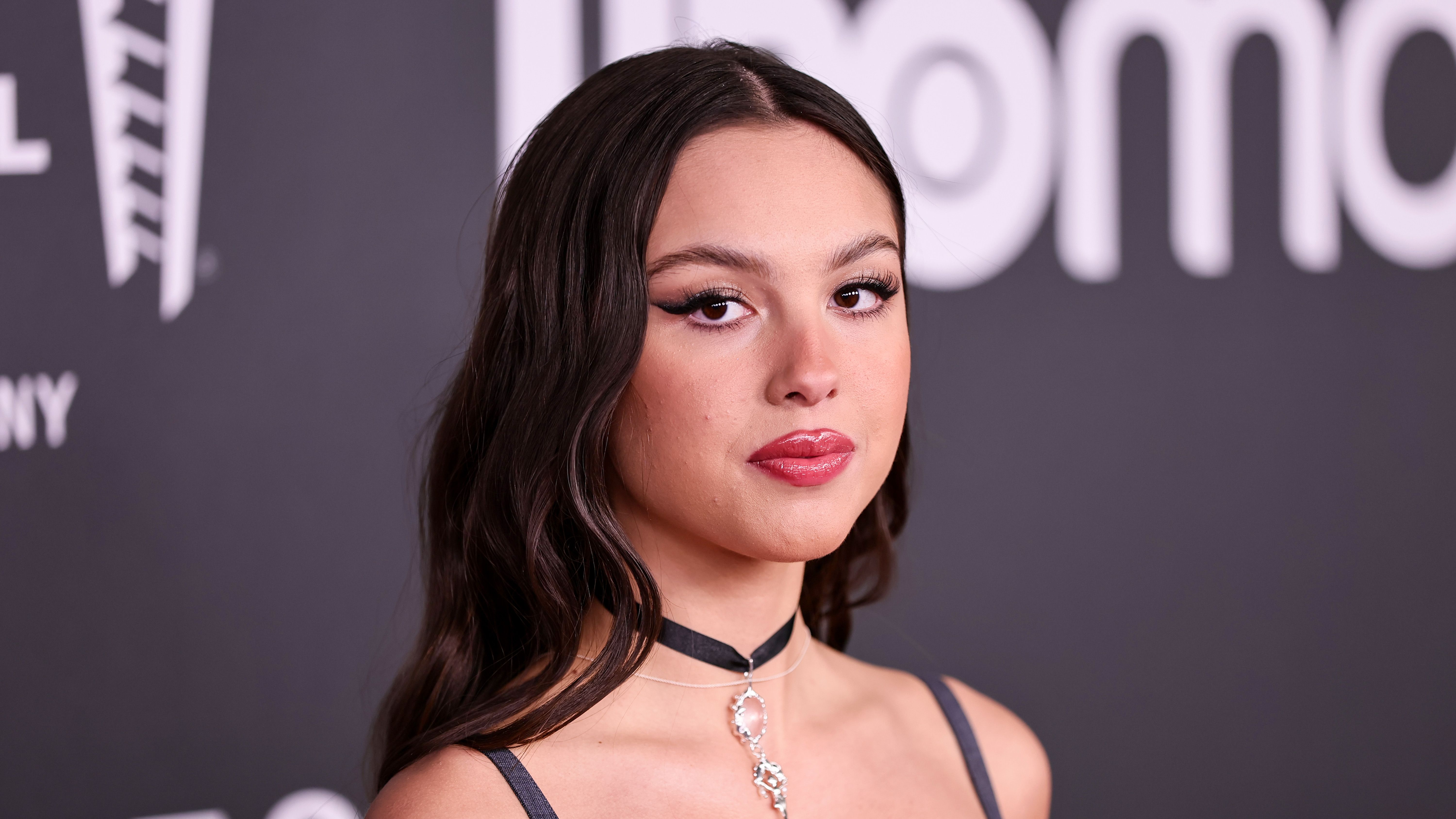 https://hips.hearstapps.com/hmg-prod/images/olivia-rodrigo-attends-the-37th-annual-rock-roll-hall-of-news-photo-1687448064.jpg?crop=1xw:0.84375xh;center,top