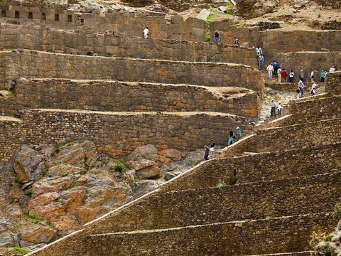 In 1536 was deze stad de plek van de grootste militaire overwinning van de Incas op de binnenvallende Spanjaarden Vandaag is het een van de enige steden in Peru waar de originele Incamuren en het wegennet nog in gebruik zijn gedomineerd door lange eeuwenoude stenen muren die ooit groepen huizen van elkaar scheidden rond gemeenschappelijke binnenplaatsen Een imposante verzameling stenen terrassen vanwaaraf de Incas de Spaanse indringers bekogelden met katapulten en pijlen zijn afgedekt met zes verbijsterende roze granieten platen hangen boven de stad De meeste treinen van en naar Machu Picchu stoppen in Ollantaytambo wat het een prima overnachtingsplek maakt