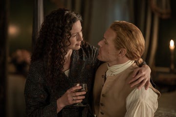 caitriona balfe as claire fraser and sam heughan as jamie fraser in outlander season 7 part 2