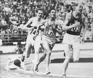 emil zatopek lidera una carrera por delante de alain mimoin