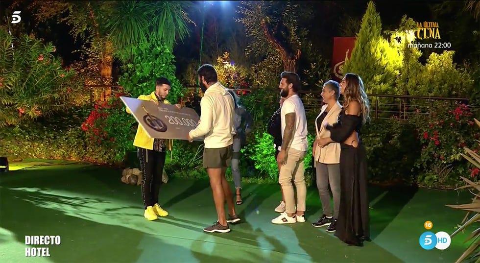 omar montes entrega a jorge pérez el cheque de vencedor de sv
