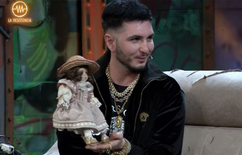 omar montes regala a david broncano un objeto que robó en cantora