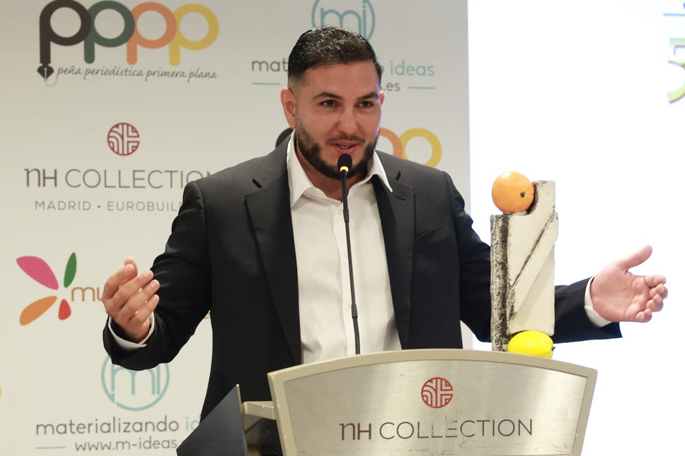 omar montes recoge el premio naranja de la pena periodistica primera plana