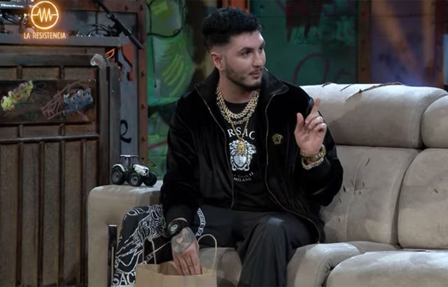 omar montes regala a david broncano un objeto que robó en cantora