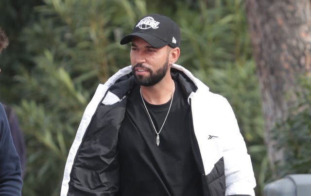 omar sánchez caminando por la calle
