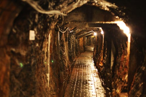 Ombilin Coal Mining Heritage of Sawahlunto, Indonesia
HISTORISCHE MIJNSTAD OMBILIN SAWAHLUNTO INDONESIDit mijnbouwstadje in de jungle van Sumatra verrees in het negentiendeeeuwse NederlandsIndi rond de eerste kolenmijn van ZuidoostAzi Bezoekers kunnen er de oude spoorlijn bekijken in het mijnbouwmuseum meer te weten komen over de geschiedenis van het mijnbedrijf en de gereedschappen die werden gebruikt en ontdekken hoe het afgelegen gebied door de winstgevende mijn in een bruisend bevolkingscentrum veranderde