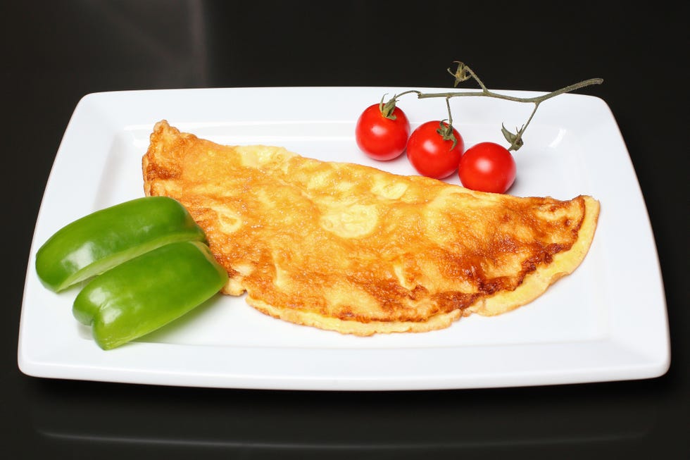 tortilla francesa con queso y ensalada
