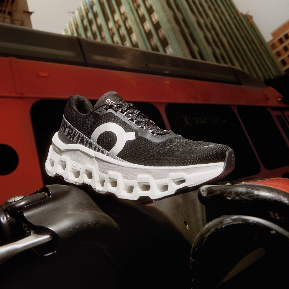 las zapatillas de running on cloudmonster 2 en color negro