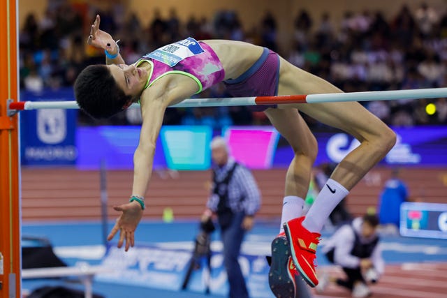 madrid, 22/02/2025. la atleta ona bonet durante la prueba femenina de salto de altura en los campeonatos de españa en pista cubierta que se disputan en el centro deportivo municipal gallur este sábado en madrid. efe/ sergio pérez 