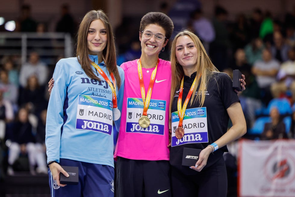 madrid, 22/02/2025. la atleta ona bonet (c) celebra su victoria en la prueba femenina de salto de altura junto a una stancev (i), segunda y aitana alonso, tercera, en los campeonatos de españa en pista cubierta que se disputan en el centro deportivo municipal gallur este sábado en madrid. efe/ sergio pérez 