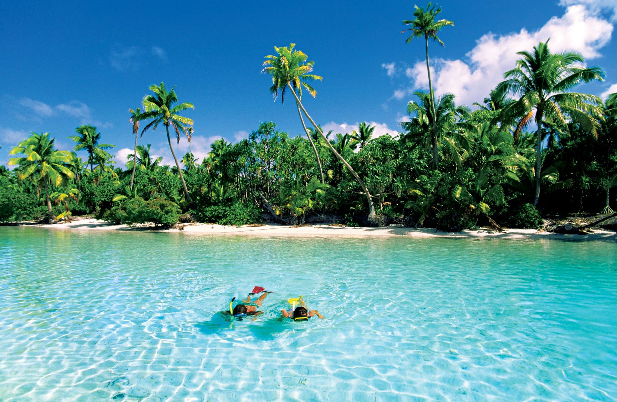 Snorkelaars genieten van het heldere water rond One Foot Island in Aitutaki op de Cook Islands