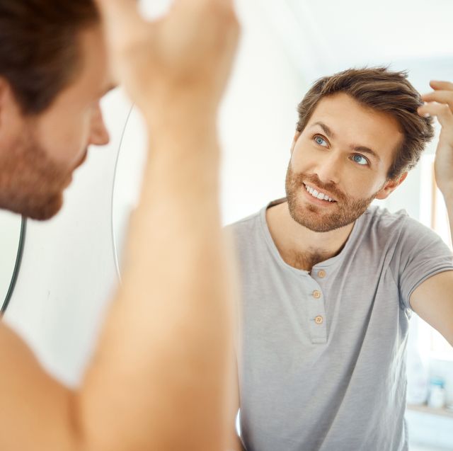 髪を整える男性