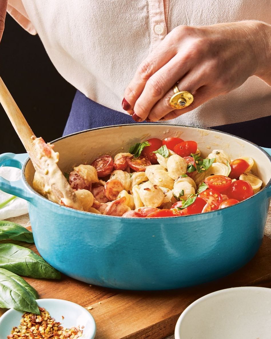 https://hips.hearstapps.com/hmg-prod/images/one-pot-meals-creamy-goat-cheese-pasta-1666205376.jpeg?crop=0.789xw:0.798xh;0.139xw,0&resize=980:*