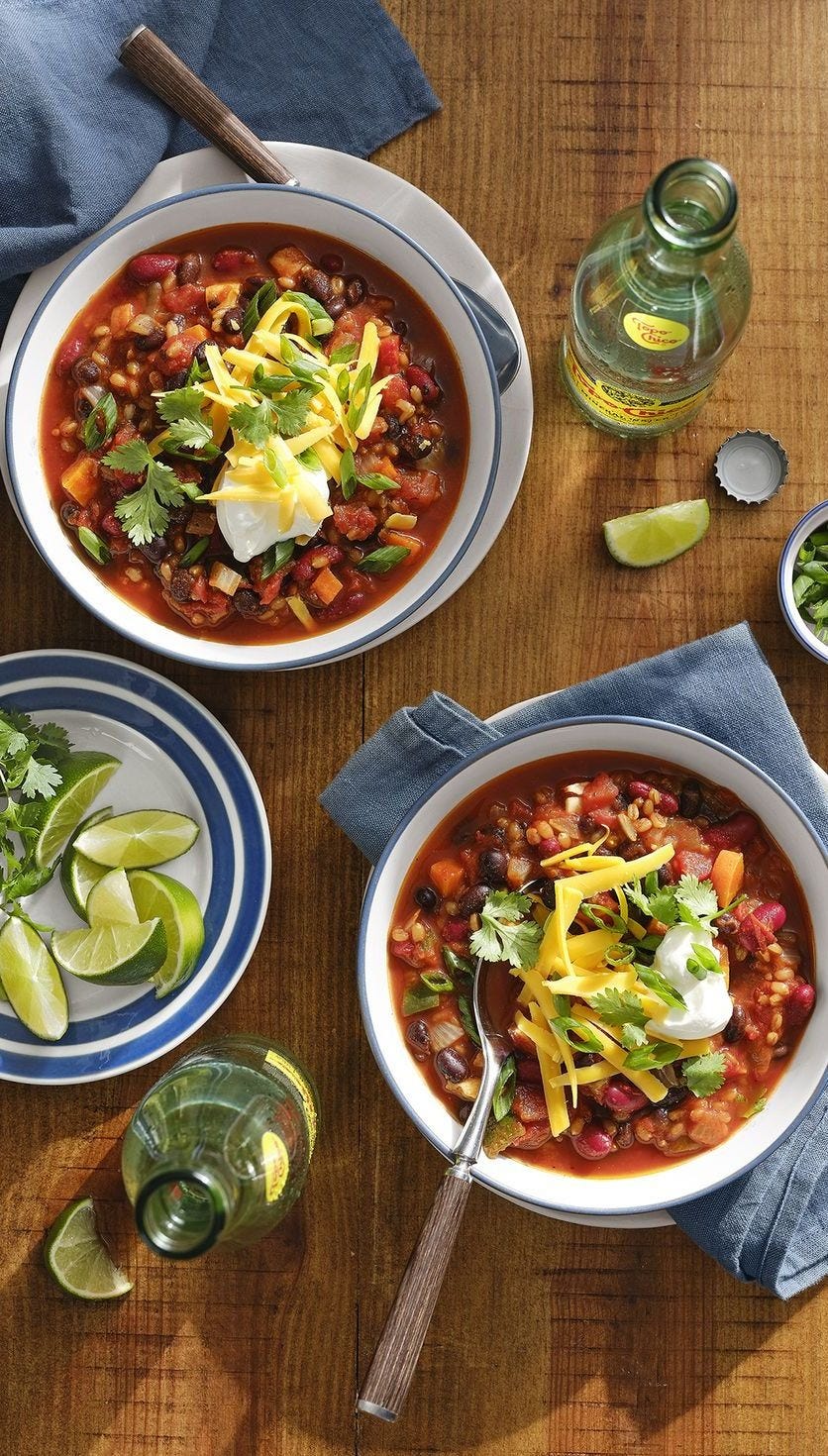 https://hips.hearstapps.com/hmg-prod/images/one-pot-meals-vegetarian-chili-1654811213.jpeg?crop=1.00xw:0.712xh;0,0.126xh&resize=980:*