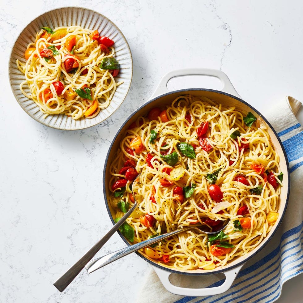 one pot spaghetti with tomatoes and basil