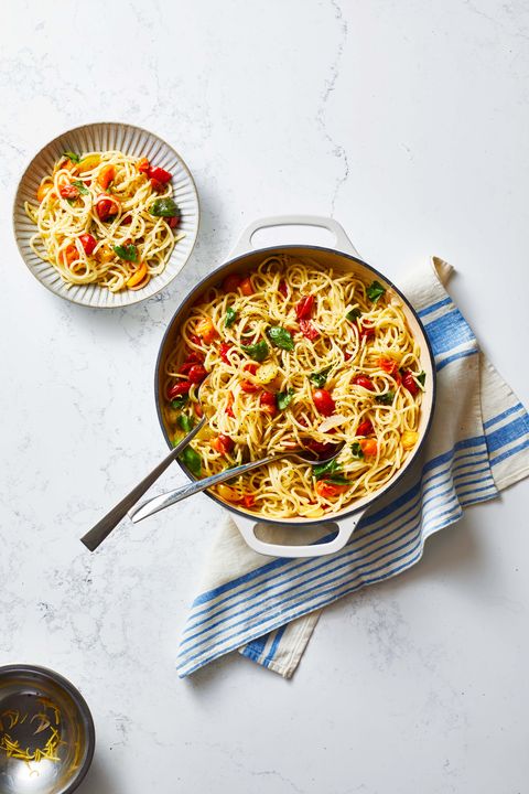 one pot spaghetti with fresh basil and tomato