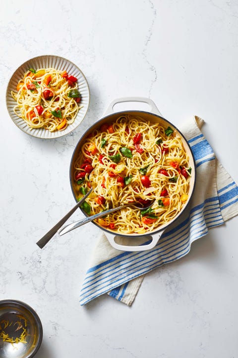 one pot spaghetti with tomatoes and basil