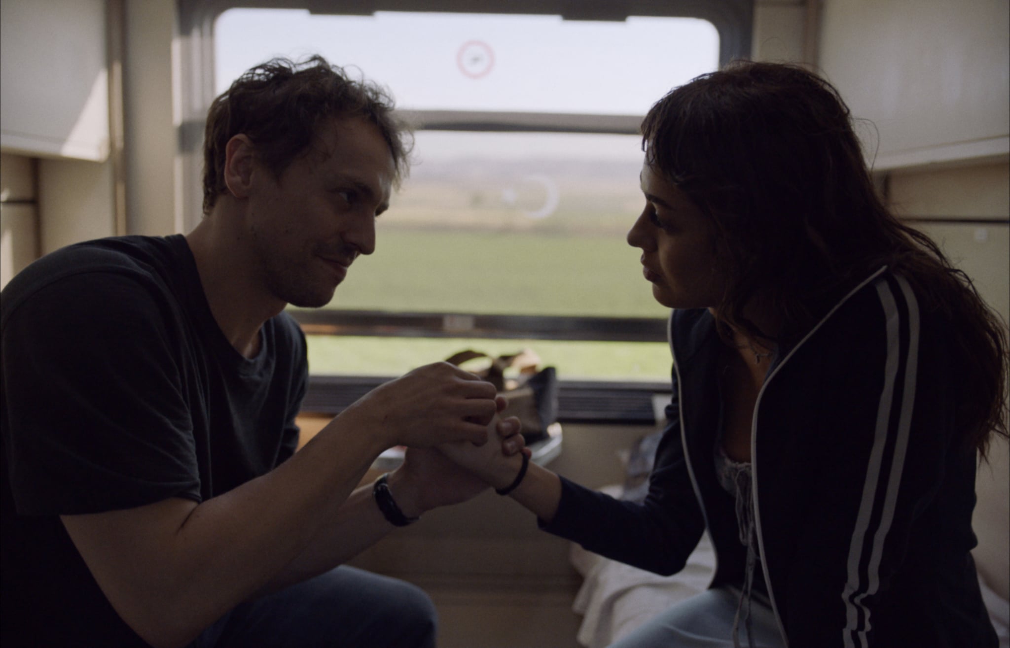 un chico y una chica se dan la mano en la serie one way to tomorrow