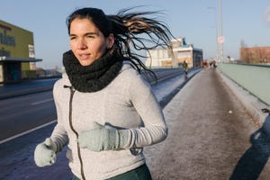 vrouw aan het hardlopen in de winter