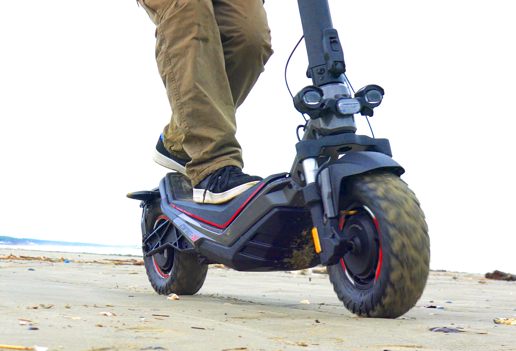 El YX One concept es un patinete eléctrico todoterreno con tres ruedas que  se conduce inclinando el cuerpo