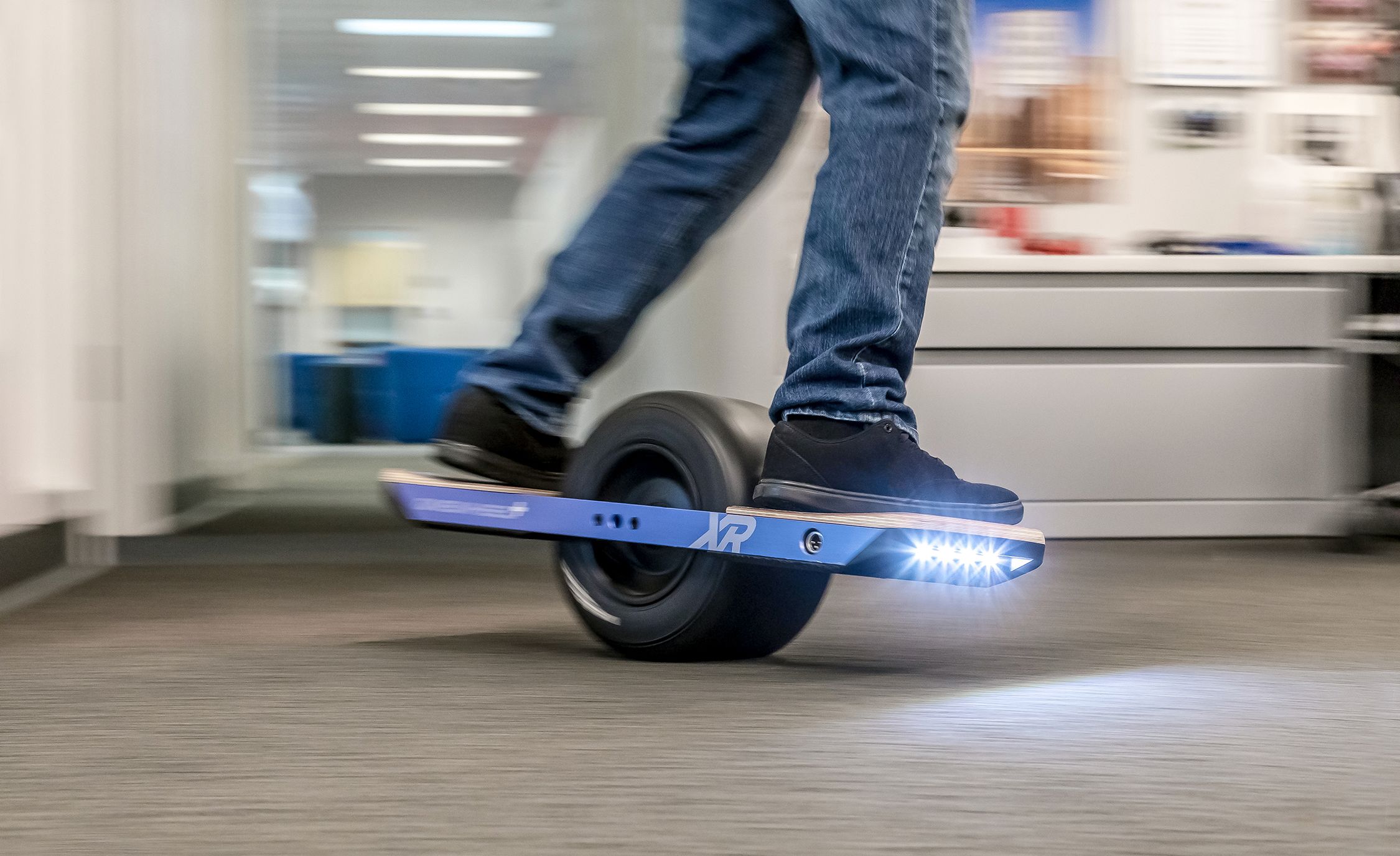 1 колесо ру. Скейтборд hoverboard Onewheel 10дюйм. Одноколесный скейтборд Onewheel. 1 Колёсный скейтборд. Ролики с одним колесом.