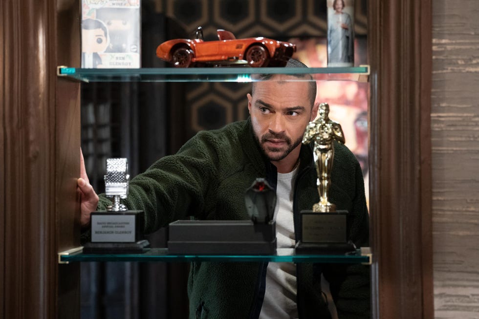 only murders in the building episode 303 oliver races to bring new life to his show as mabel’s investigation into the actual murder collides with a surprising ally charles bonds with the cast, and loretta proves her voice is invaluable tobert jesse williams