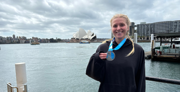 foto van anna met een medaille van de sydney marathon